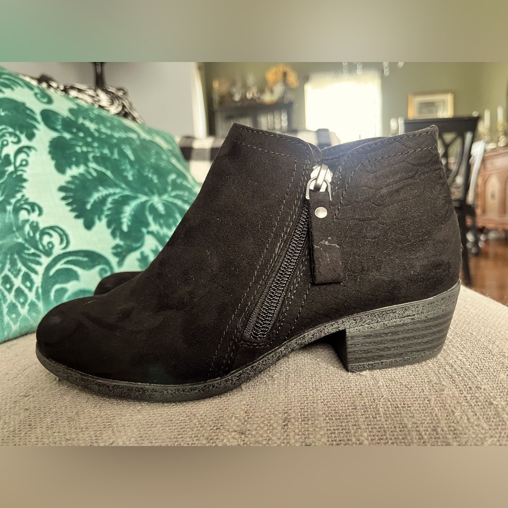Arizona women’s vegan suede black ankle boots/ booties size 6